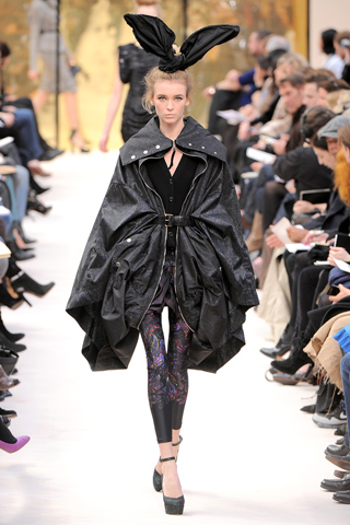Cardigan calzas estampadas capa con volumen fruncida negra Louis Vuitton